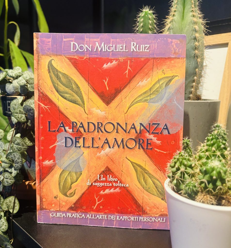 Copertina del libro “La padronanza dell’amore” di Don Miguel Ruiz, fotografia originale di Valentina Stabile per Altrove Dentro.